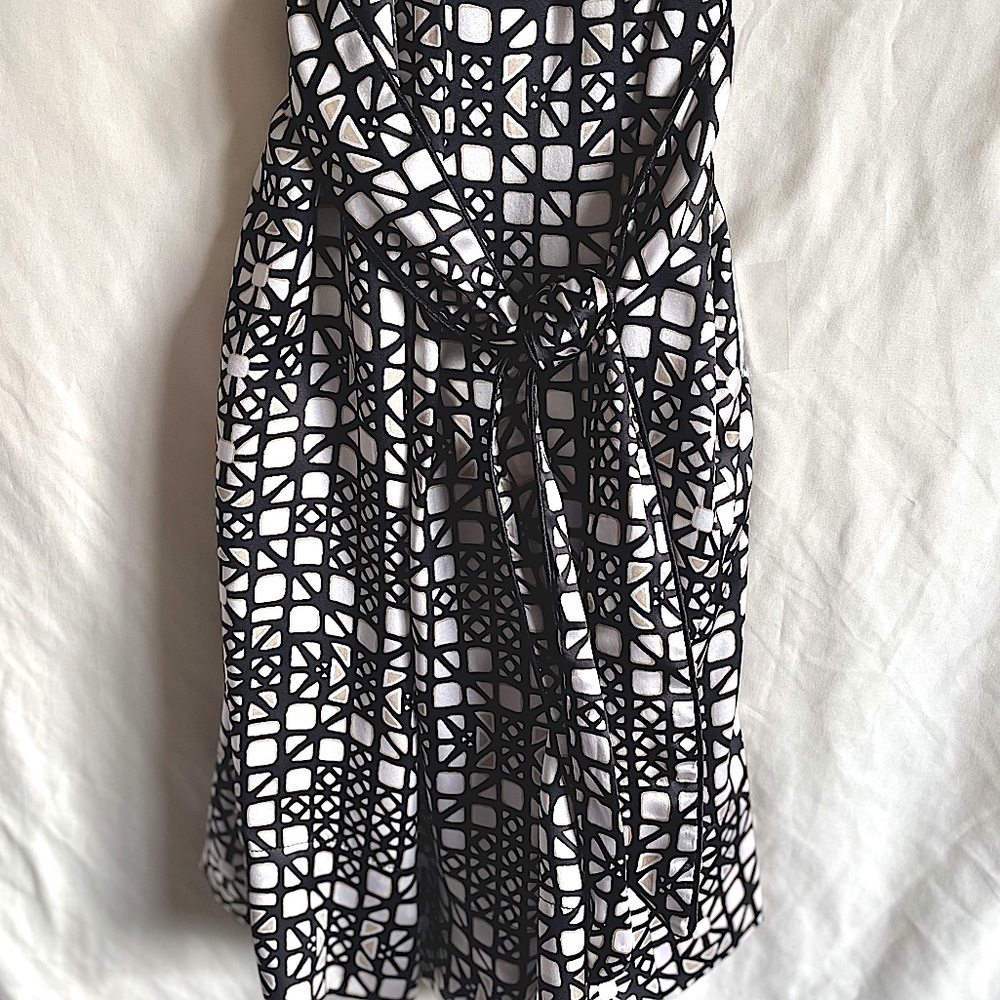 **NWOT** WHITE HOUSE BLACK MARKET, Geometric Pattern Silk Dress w/sash belt - Picture 3 of 11